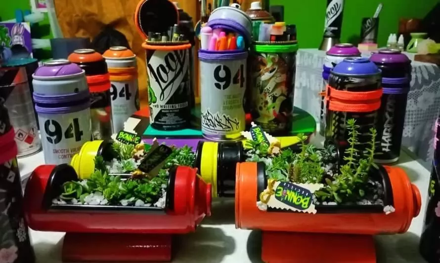 Bonnie Recicle: Creaciones con latas de spray usadas