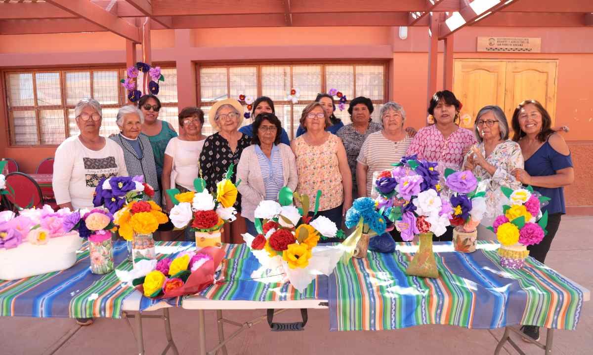 Personas mayores de San Pedro de Atacama dan un toque de color y tradición con su taller de flores de papel