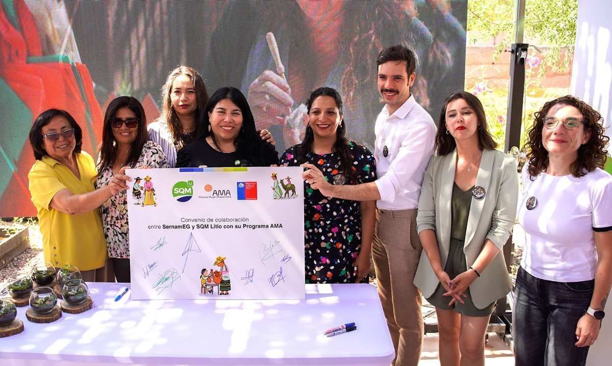 SernamEG y SQM Litio firman convenio para empoderar a mujeres de San Pedro de Atacama